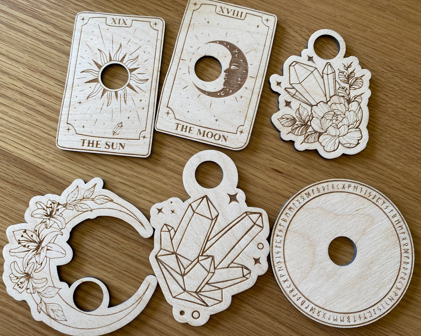 Kristallkulehållare med runor och symboler