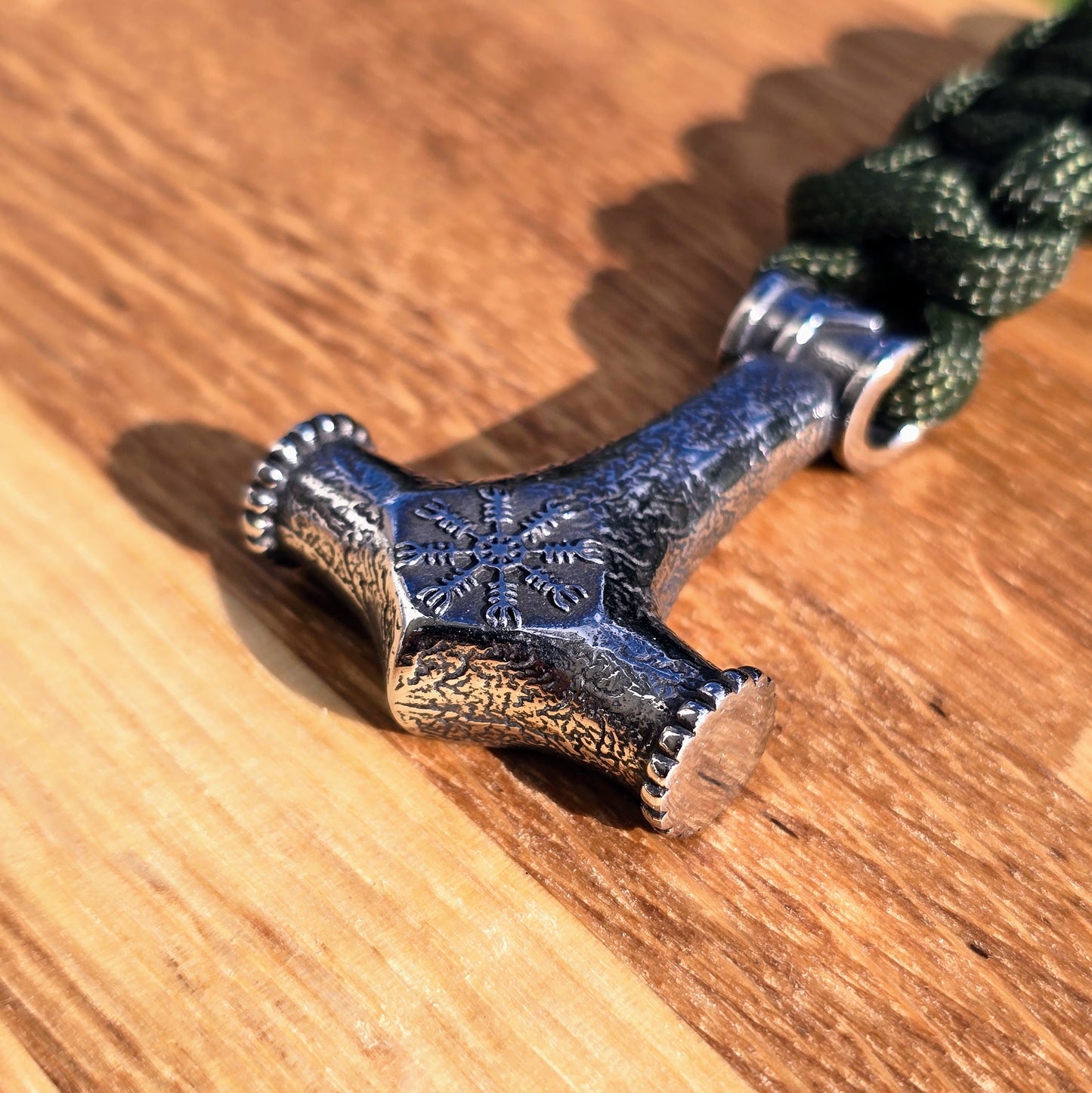 Paracord-Armband „Mjölnir Galdrastafir“ (Olivgrün)