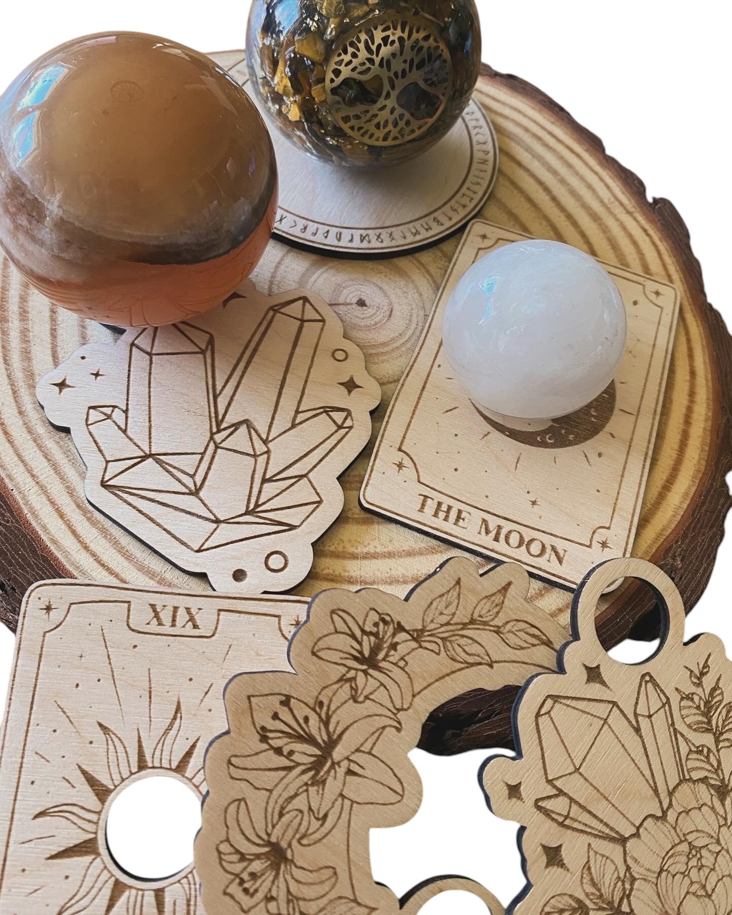 Kristallkulehållare med runor och symboler 