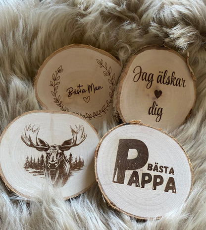 Underlägg i trä med integrerad flasköppnare av björk med bark