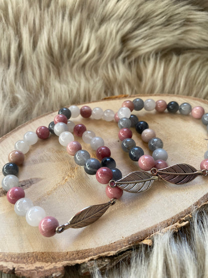 Armband / Mala - Rhodonit &amp; Grå Kvarts med fjäder