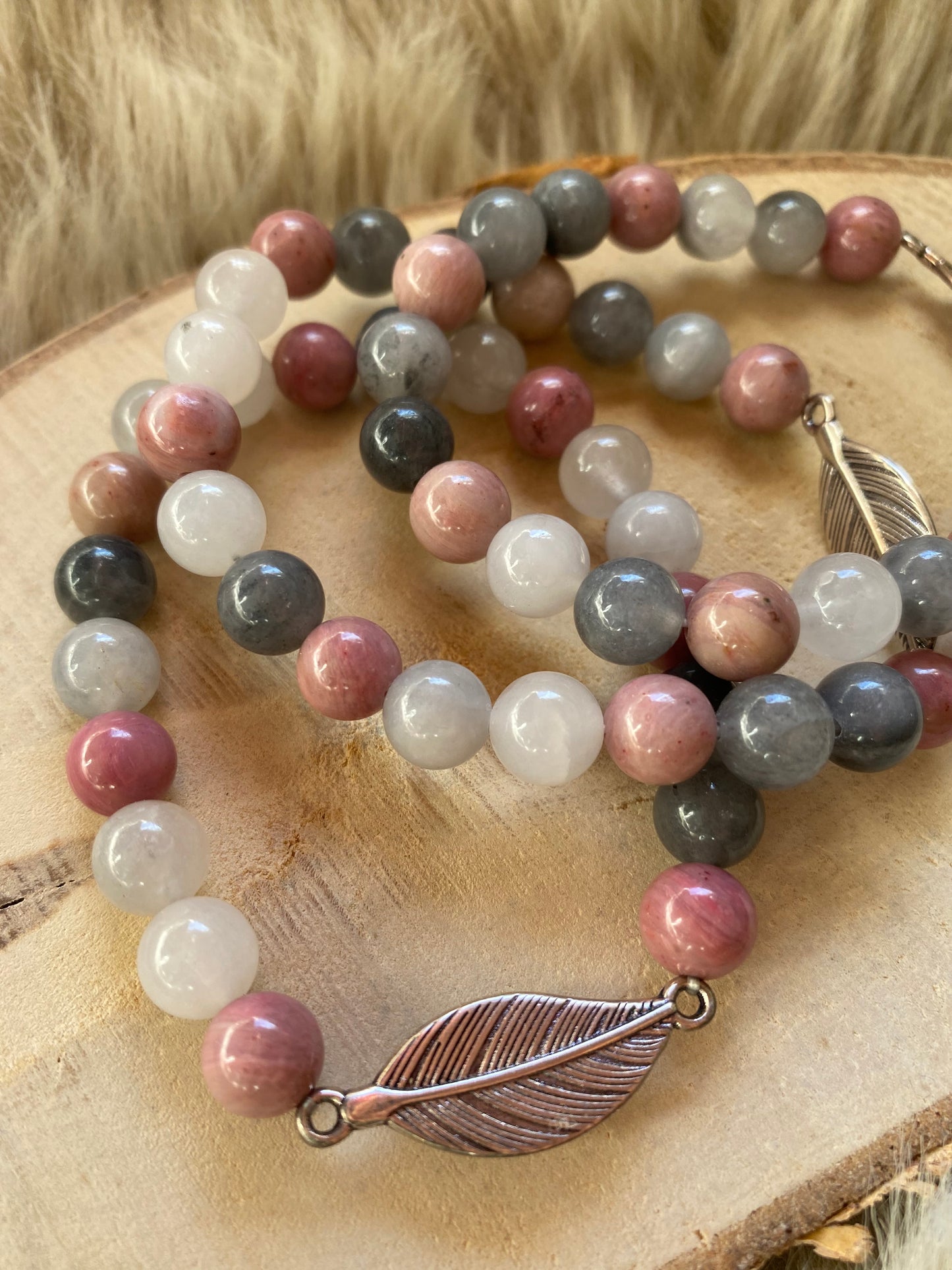 Armband / Mala - Rhodonit &amp; Grå Kvarts med fjäder