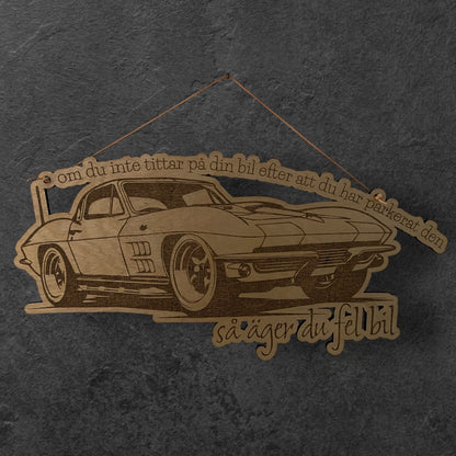 Skylt "om du inte tittar på din bil efter att du har parkerat den - så äger du fel bil"