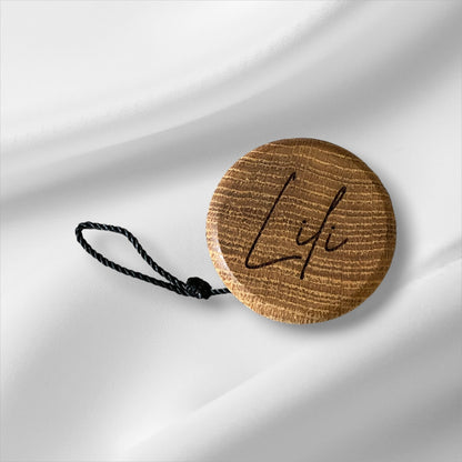 Elegant träjojo av oljad ek och svart snöre med ögla