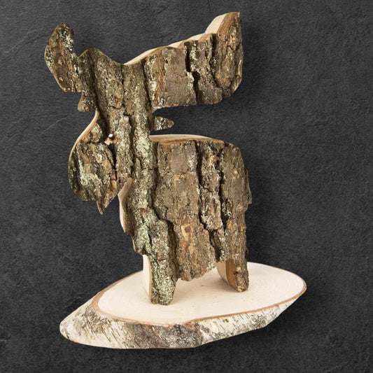 En dekorativ älg av al på en rustik träskiva med bark