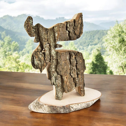 En dekorativ älg av al på en rustik träskiva med bark