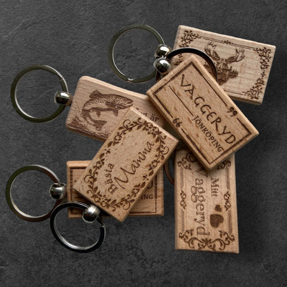 Nyckelring, rektangulär, 32 x 52mm, bok - med gravyr