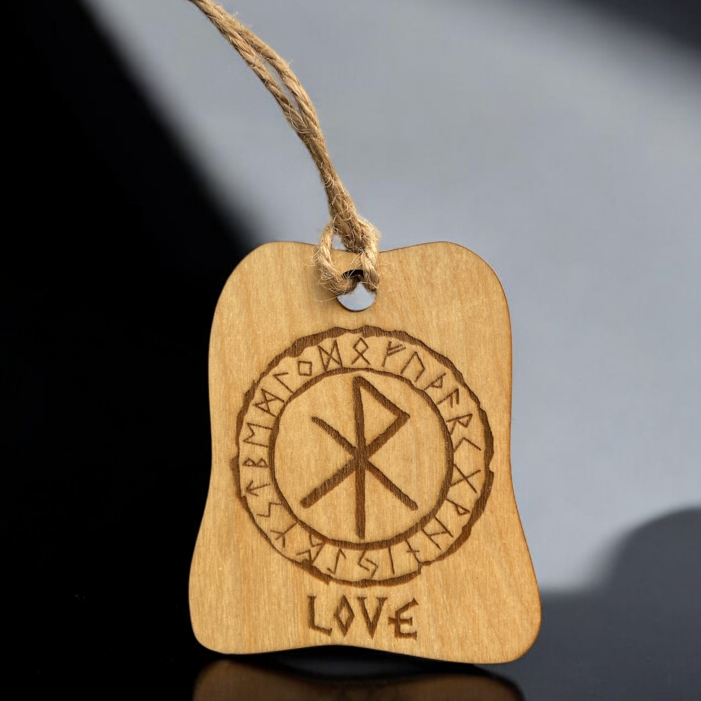 Nordiska Runeamulett – Skydd och styrka i en elegant design 🌿✨